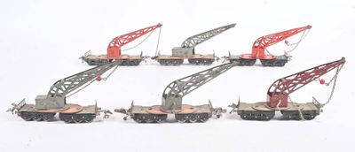 six grues miniatures empilées les unes sur les autres