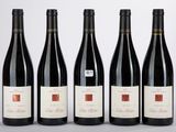 quatre bouteilles de vin sont alignées