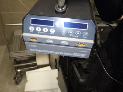 une machine posée sur les toilettes dans une salle de bains