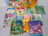 beaucoup de livres pour enfants qui se trouvent sur la table