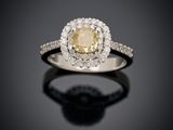 une bague à grappes ornée d'un saphir jaune et de diamants