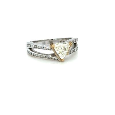 une photo d'une bague en diamant sur fond blanc
