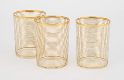 trois vases en verre doré, avec un bord doré sur fond blanc