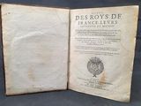 un livre ouvert sur lequel est posée une image représentant un lion