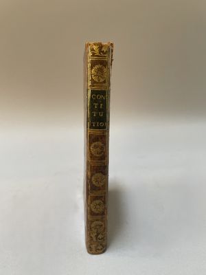 un vieux livre posé sur une table blanche