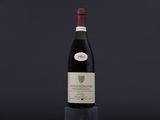une bouteille de vin posée sur une table noire