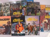 Six livres consacrés aux célèbres westerns sont alignés sur une surface blanche