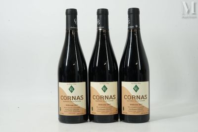 trois bouteilles de vin posées sur une table blanche
