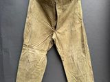 un vieux pantalon suspendu à une corde à linge fixée au mur