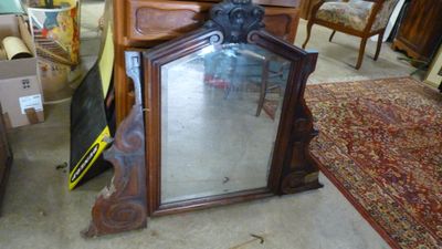 un miroir posé sur le sol d'une pièce