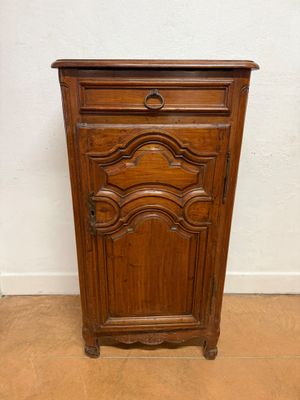 CONFITURIER en bois fruitier mouluré et sculpté.