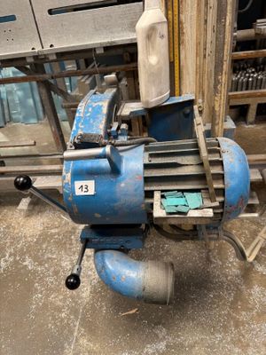 une machine bleue posée sur le sol