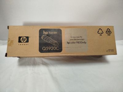 une boîte de cartouches de toner pour imprimante HP posée sur une surface blanche