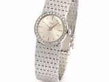 une photo d'une montre-bracelet pour femme dont la lunette est sertie de diamants