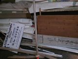 un tas de bric-à-brac par terre, à côté d'une pile de cartons