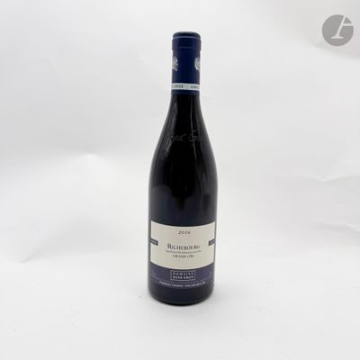 une bouteille de vin posée sur une table
