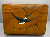 une petite boîte en bois ornée d'un oiseau