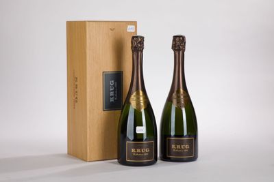 deux bouteilles de champagne et une boîte en bois