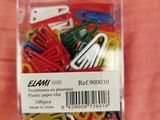 un paquet de trombones assortis dans un récipient en plastique