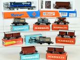 de nombreux trains miniatures exposés dans une vitrine