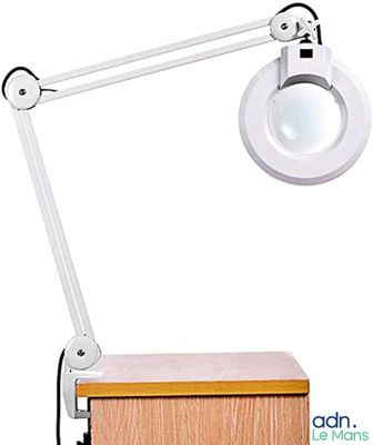 une photo d'une lampe de bureau posée sur une table