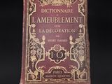 un vieux livre posé sur une table noire
