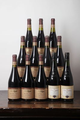 plusieurs bouteilles de vin posées sur une table en bois