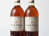 deux bouteilles de vin posées l'une à côté de l'autre sur une table en bois