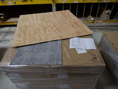 une pile de cartons posée sur une palette dans un entrepôt