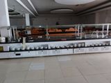 un buffet garni de nombreux plats, dans une grande salle