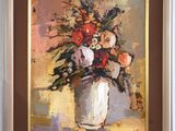 un tableau de fleurs dans un vase sur le mur
