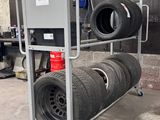 un chariot métallique monté sur roues, dans un garage