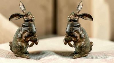 deux statues de lapins assis l'un sur l'autre