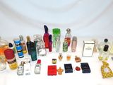 plusieurs types de flacons de parfum sur la table