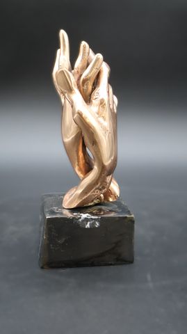 Yves LOHE (né en 1947). Les mains entrelacées. Sculpture en bronz...