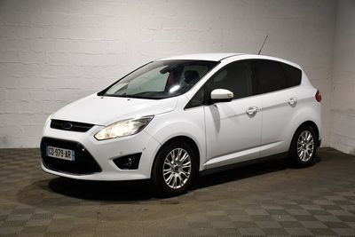 La Ford C-Max blanche est garée dans un garage