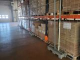de nombreux cartons empilés sur une palette dans un entrepôt