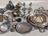 beaucoup d'objets en argent qui traînent par terre
