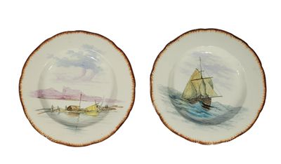 deux assiettes sur lesquelles sont peints des bateaux, sur un fond blanc