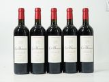 six bouteilles de vin rouge sont alignées sur une surface blanche