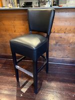 5 TABOURETS de BAR à dossier bandeau garni d'un simili cuir …