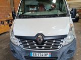 une camionnette blanche garée dans un garage