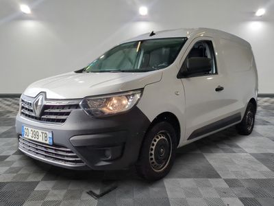 la camionnette blanche est garée sur le sol en damier d'une pièce