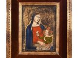 une peinture représentant une femme tenant un bébé dans ses bras