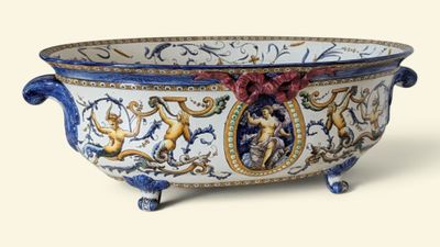 un bol bleu et blanc orné d'un nœud rouge