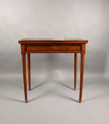 une vieille table en bois avec un plateau en marbre sur fond blanc