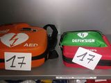 deux sacs de couleurs et de tailles différentes posés sur une étagère