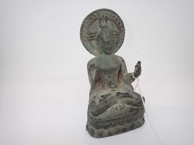 statue d'un Bouddha assis sur fond blanc