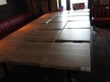 une longue table entourée de nombreuses chaises