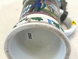 une tasse à café sur laquelle est représenté un homme